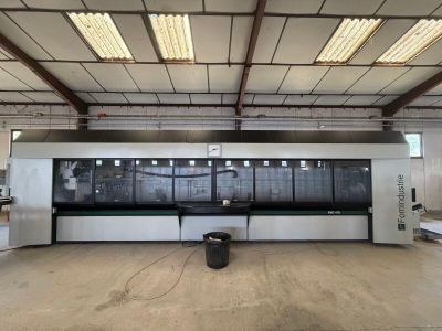 une grande machine placée au milieu d'une pièce
