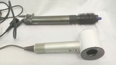 un sèche-cheveux posé sur une table