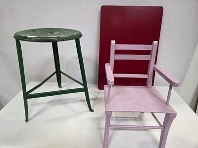 Lot comprenant un fauteuil d'enfant en bois peint de couleur…