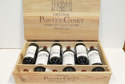 six bouteilles de vin dans un coffret en bois