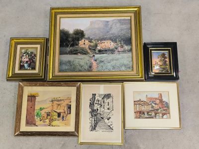 de nombreux tableaux encadrés posés les uns à côté des autres sur le sol