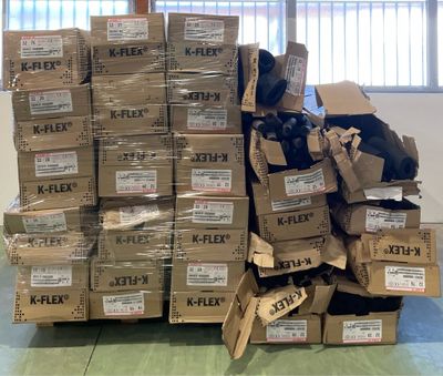 une grande pile de cartons empilés les uns sur les autres