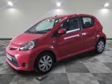 la photo d'une voiture rouge garée dans un garage