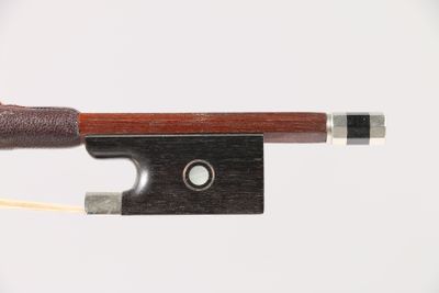 un archet de violon muni d'un repose-archet
