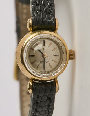 gros plan d'une montre-bracelet avec un bracelet noir