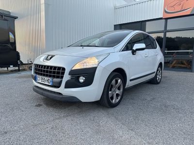 Une voiture blanche est garée devant un immeuble.