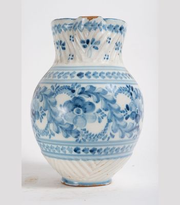 un vase bleu et blanc orné d'un motif floral