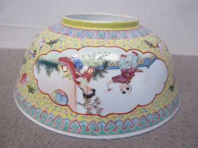 un vase sur lequel est représentée une femme et un chien