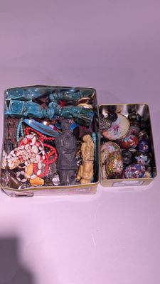 deux boîtes remplies d'objets divers posées sur une table