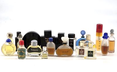 PARFUMS. Réunion de 20 miniatures dont : Guerlain, Burberrys…