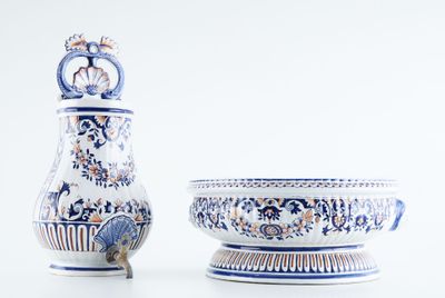 deux vases et un bol posés sur une surface blanche