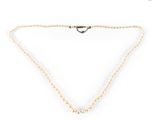 un collier à chaîne en or orné d'un pendentif en forme de cœur