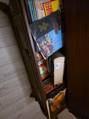 une étagère sur laquelle sont posés tout un tas de livres