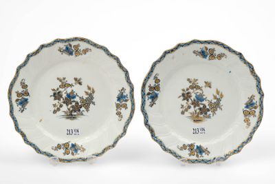 Paire d'assiettes en porcelaine de Tournai à bord chantourné…