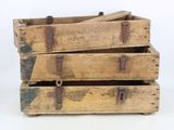 trois boîtes en bois empilées les unes sur les autres