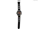 un gros plan d'une montre sur une surface blanche avec un fond blanc