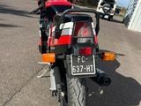 une moto rouge garée sur le bord de la route