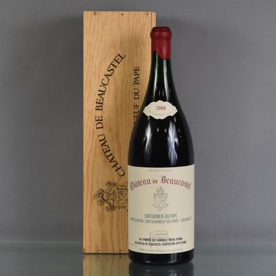 une bouteille de vin posée à côté d'une caisse en bois