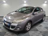 la photo d'une voiture grise garée dans un garage