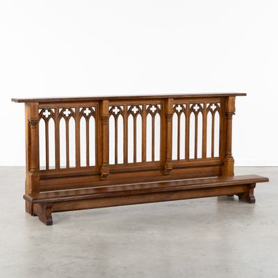une photo d'un banc en bois dans une pièce
