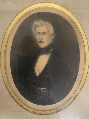 une vieille photo d'un homme en costume et nœud papillon