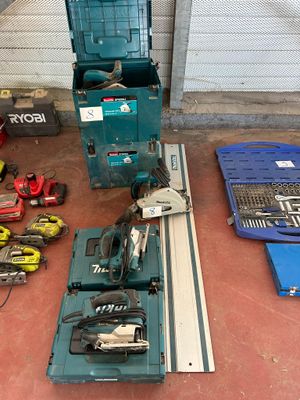 de nombreux outils qui traînent par terre dans le garage
