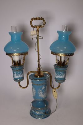 trois lampes en verre bleu posées sur une table