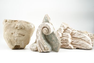 CURIOSITES. Ensemble d'éléments d'architecture en pierre scu… - Photo 1