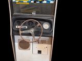 une machine équipée d'un volant et d'un volant