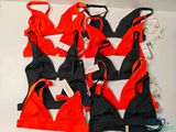 six maillots de bain rouges et noirs exposés sur un fond blanc