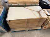 de nombreuses piles de cartons de billes sur une palette