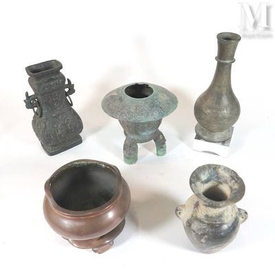 de nombreux types de vases différents posés sur une surface blanche
