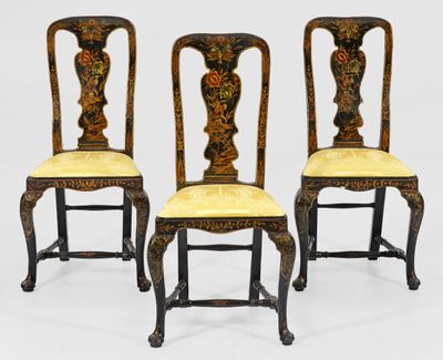 lot de quatre chaises avec un motif floral sur le dossier et des assises rembourrées