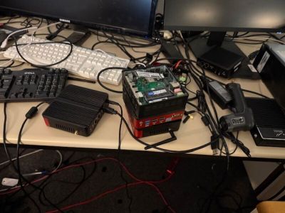 un bureau sur lequel se trouvent un ordinateur, un clavier, une souris et d'autres appareils électroniques