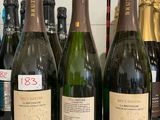 plusieurs bouteilles de vin sont alignées sur un comptoir