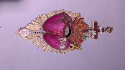 une image représentant un masque rose et doré orné d'une croix