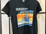 un t-shirt noir orné d'une image représentant un homme à moto