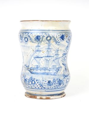 un vase bleu et blanc orné d'un bateau