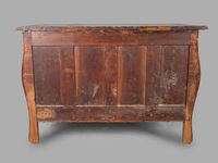 Commode tombeau en bois mouluré, galbée toutes faces, ouvran… (photo 6)