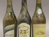 trois bouteilles de vin posées l'une à côté de l'autre sur une table