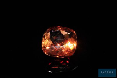 un diamant orange apparaît dans l'obscurité