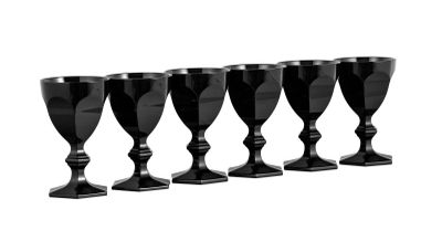 six gobelets noirs alignés sur fond blanc