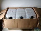 une boîte en carton contenant quatre bouteilles d'eau