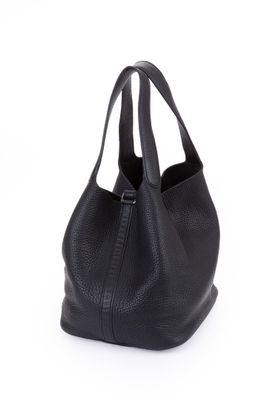 un sac fourre-tout en cuir noir sur fond blanc