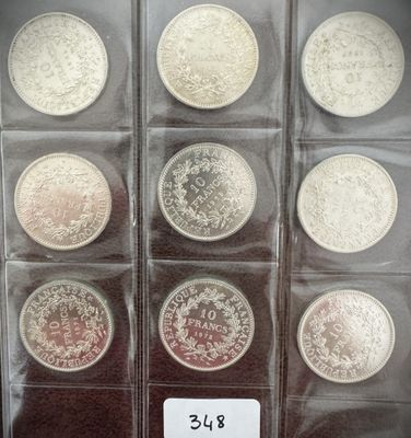 Six types différents de pièces chinoises sont exposés dans une vitrine.