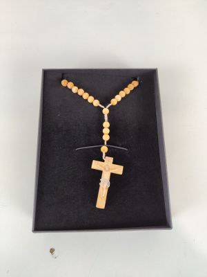 un chapelet dans un écrin noir orné d'une croix dorée