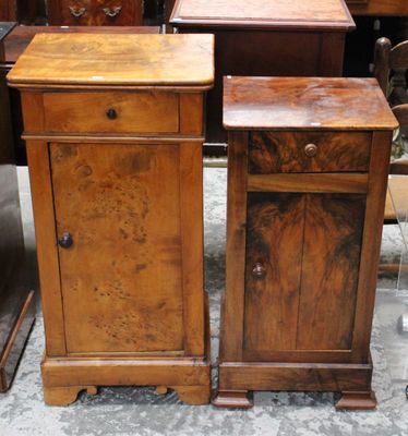 deux tables en bois avec tiroirs dans une pièce