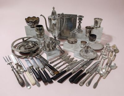 beaucoup d'argent et de couverts sur une table