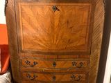 une commode en bois surmontée d'un miroir