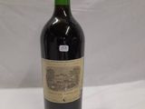 une bouteille de vin posée sur une table